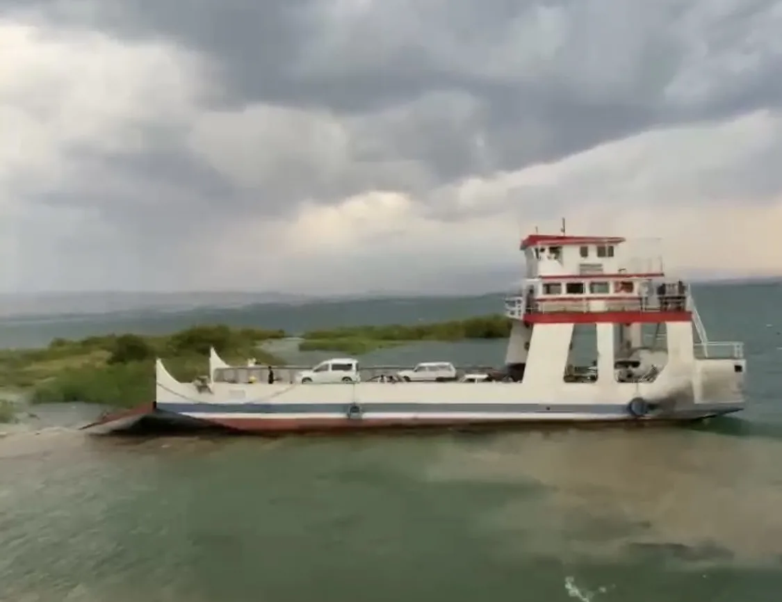 Fırtınada Sürüklenen Feribot Karaya Oturdu