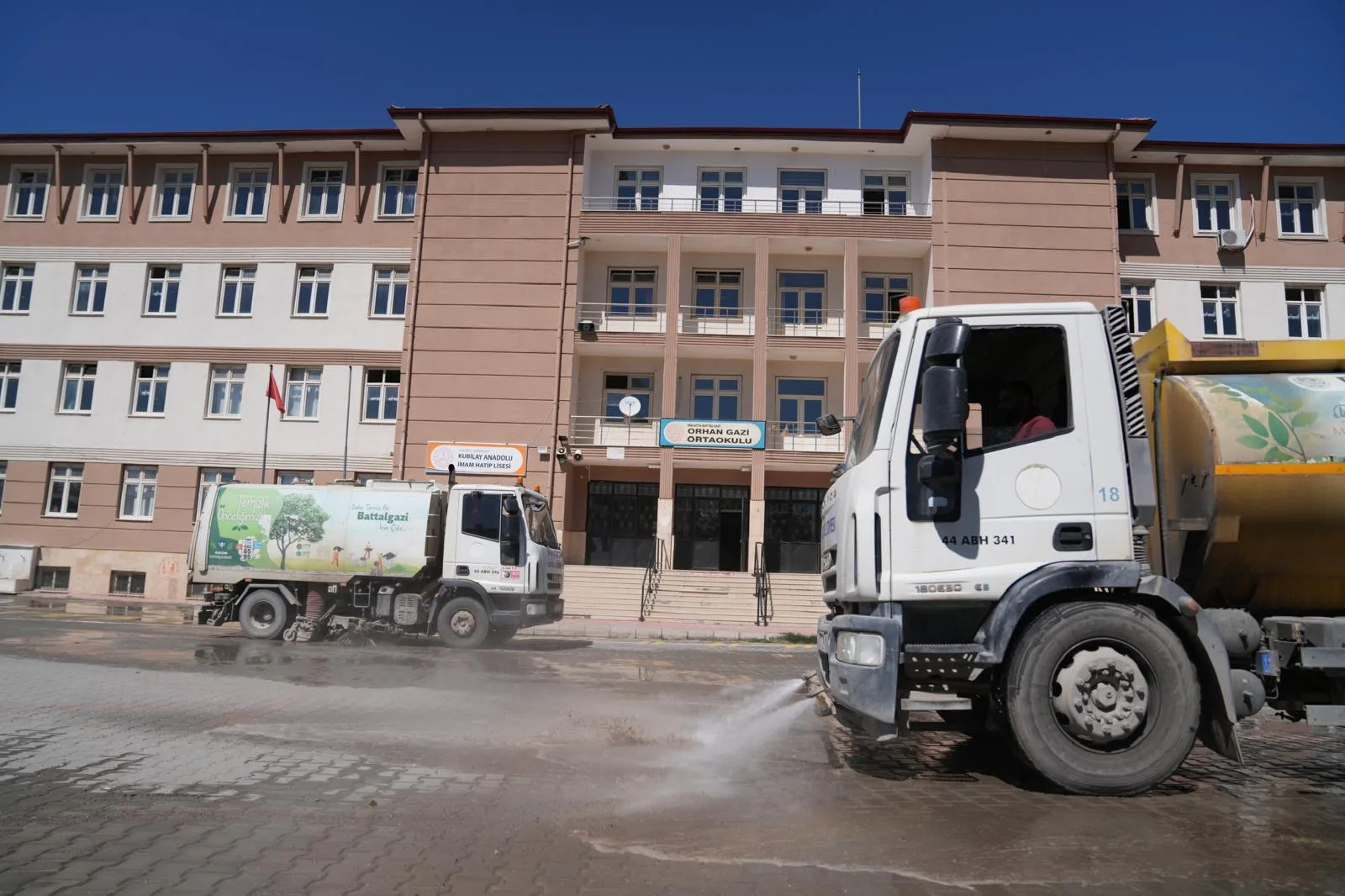 Battalgazi’de Okullara Eğitim Öncesi Temizlik