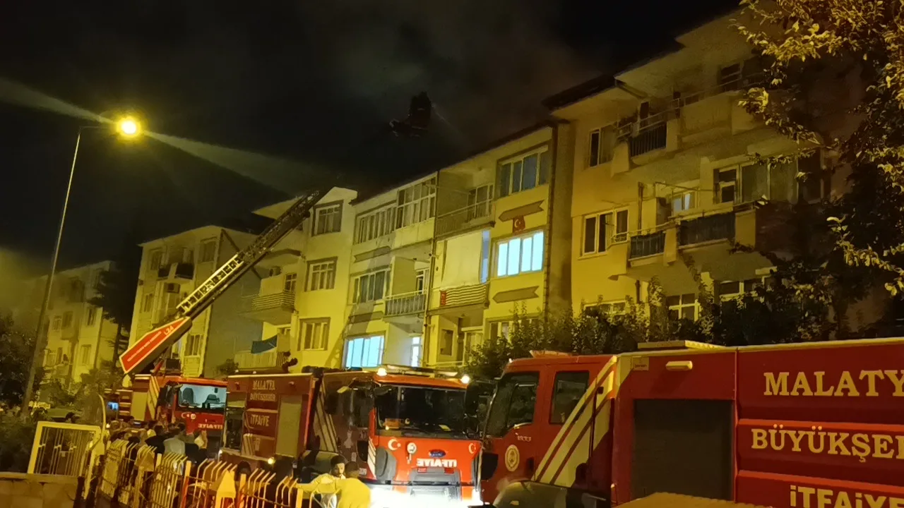 Malatya’da 4 Katlı Binanın Çatısında Yangın