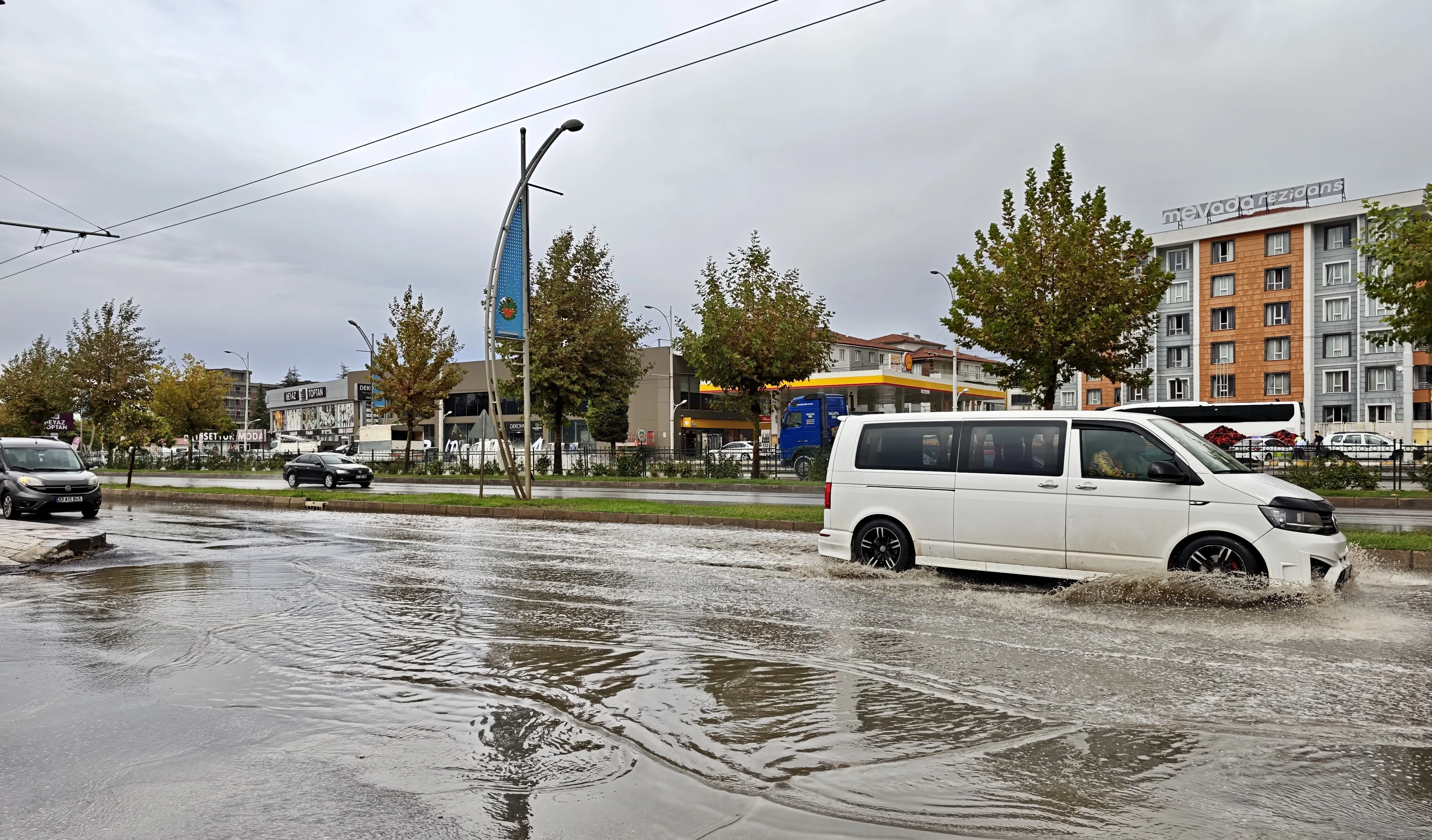 Malatya’da Sağanak Etkili Oldu: Yollarda Su Birikintileri Oluştu