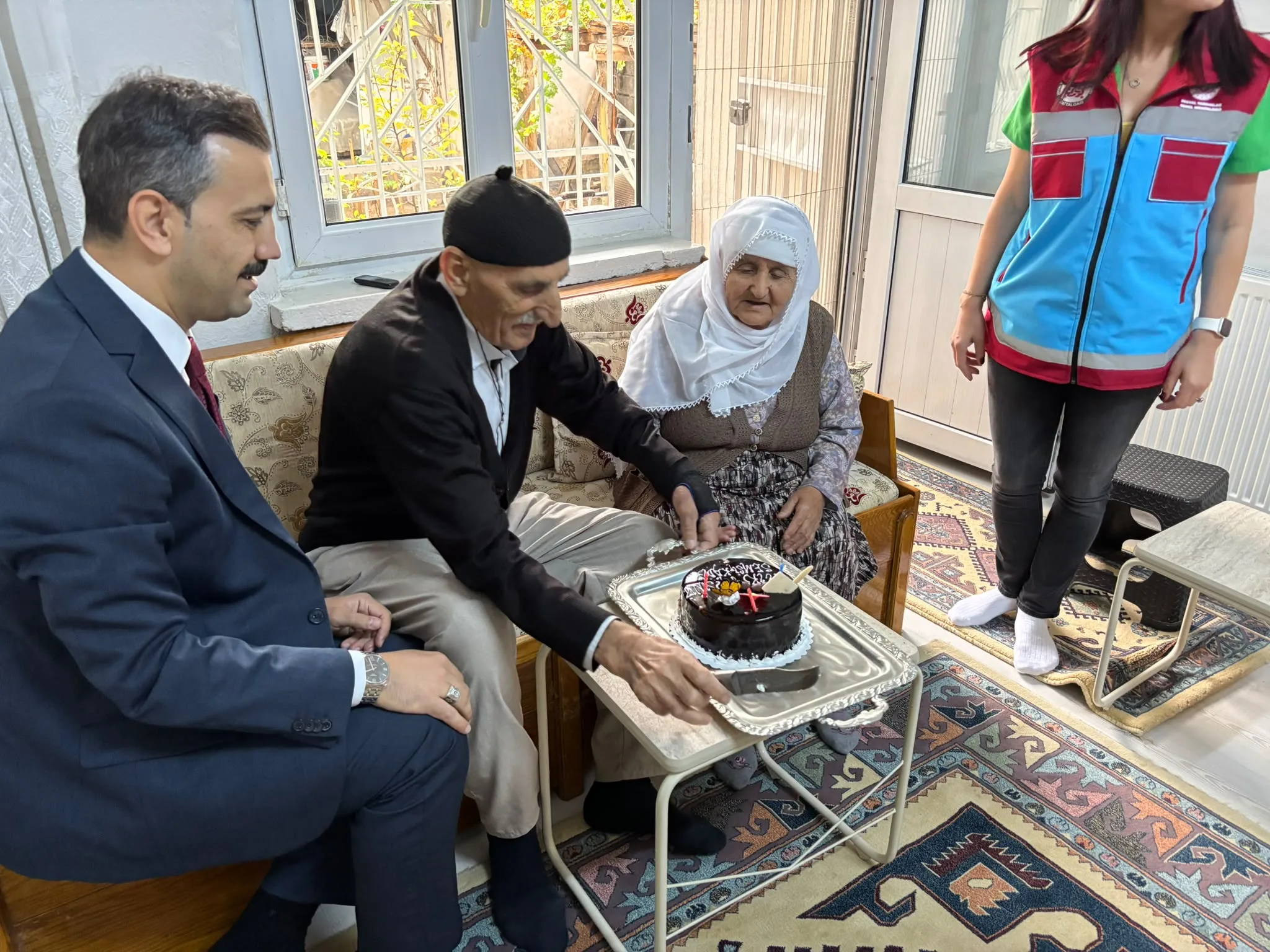 1 Ekim Dünya Yaşlılar Günü’nde 3 Yaşlıya Doğum Günü Sürprizi