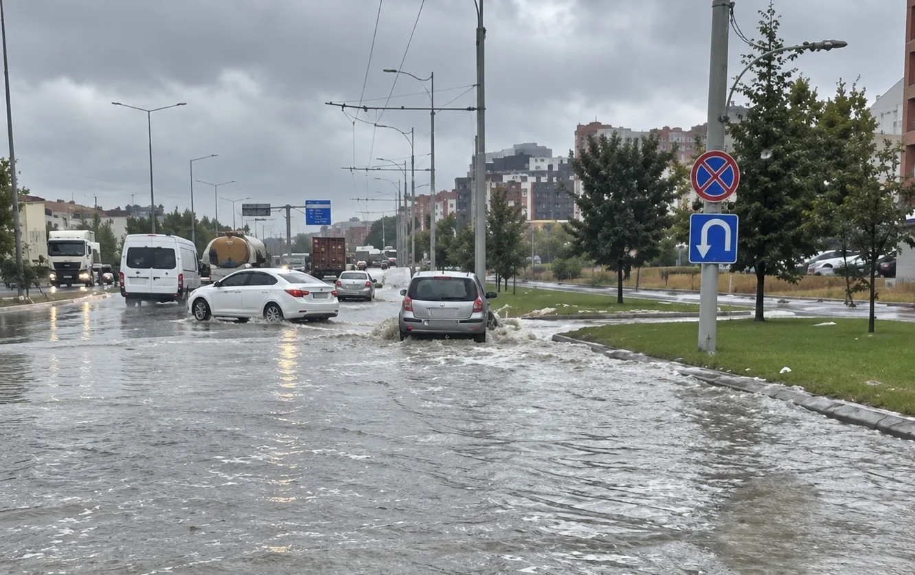 Malatya’da Sokaklar Göle Döndü, İşyerlerini Su Bastı