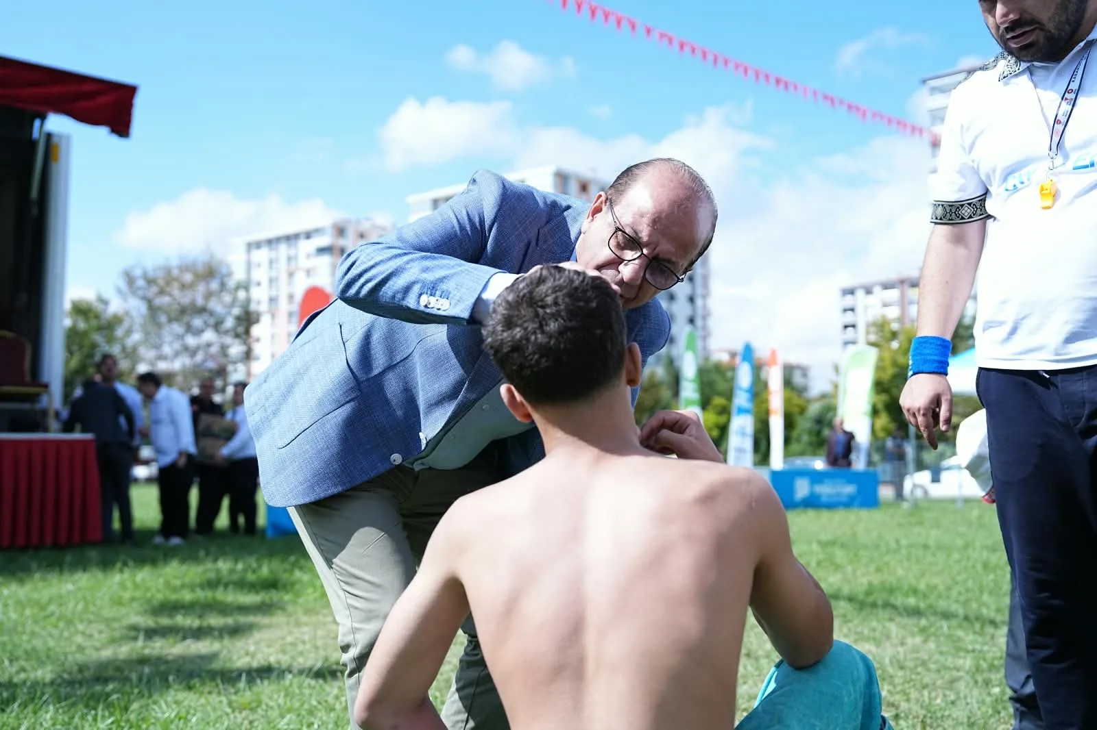 Başkan İlhan Geçit’ten Sakatlanan Güreşçiye İlk Müdahale