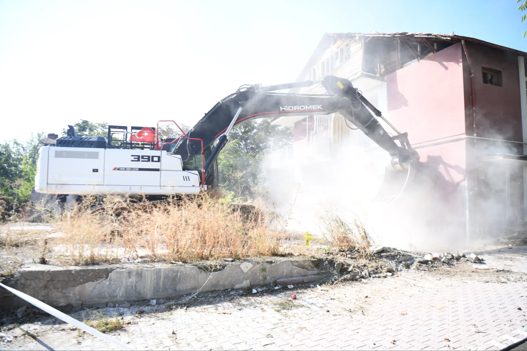 Yeşilyurt’ta Risk Oluşturan Metruk Bina Yıkıldı