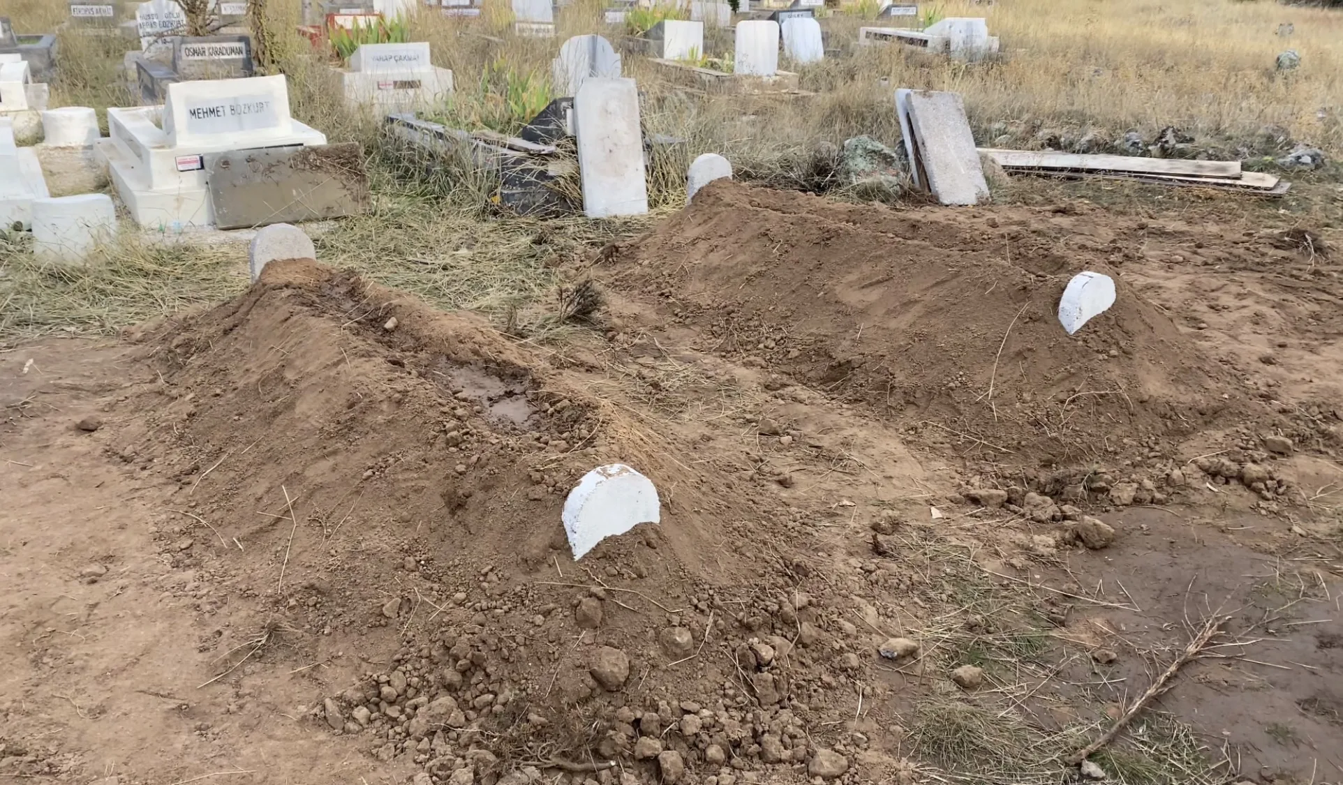 Anne ve Oğlu Yan Yana Toprağa Verildi: Aile İki Acıyı Birden Yaşadı