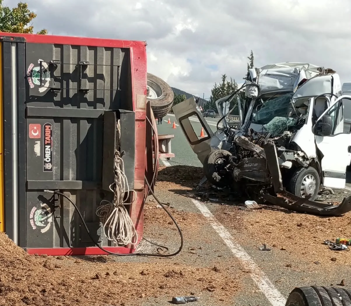 Elazığ-Malatya Yolunda Minibüs Traktöre Çarptı: 1 Yaralı