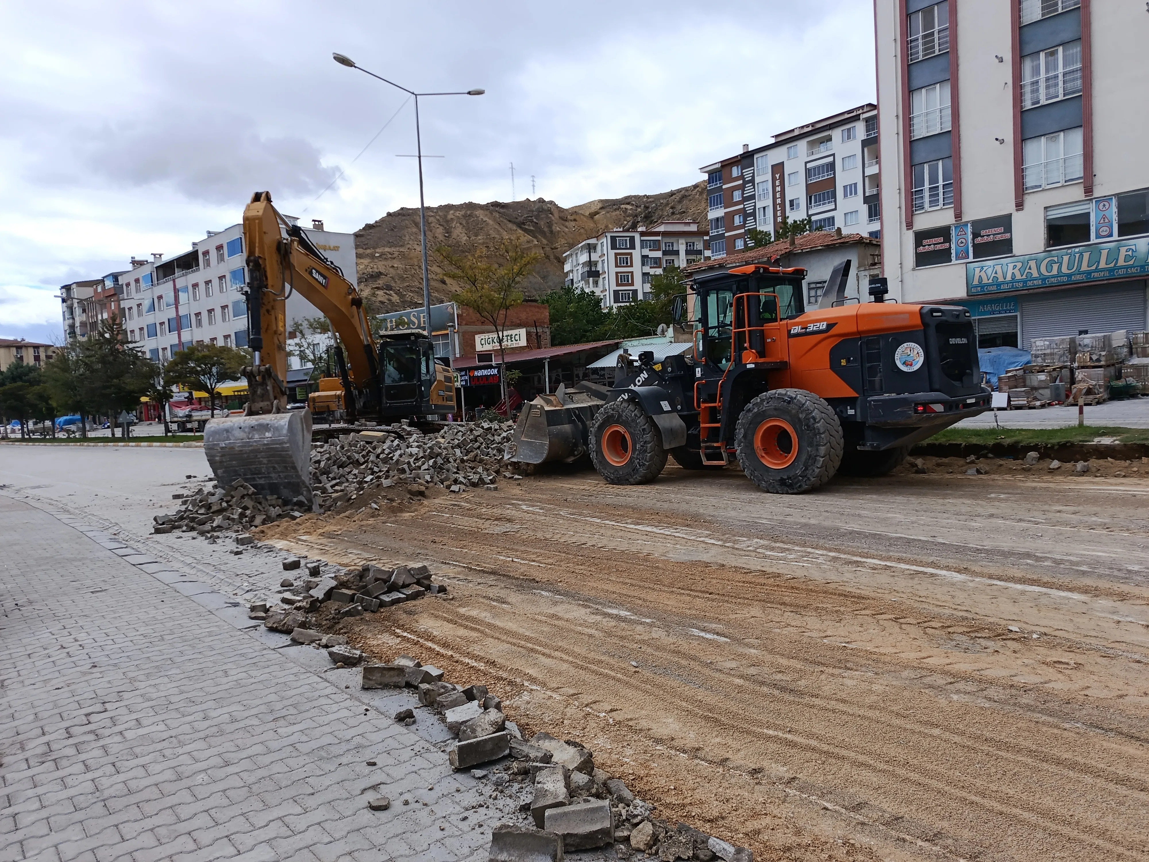Darende’de D-300 Kara Yoluna Sıcak Asfalt